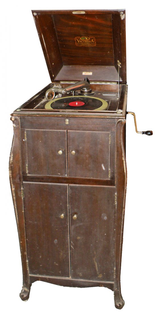 VICTOR PHONOGRAPH: Model is VV-XI A. Works fine. Some wear to case. 42" tall