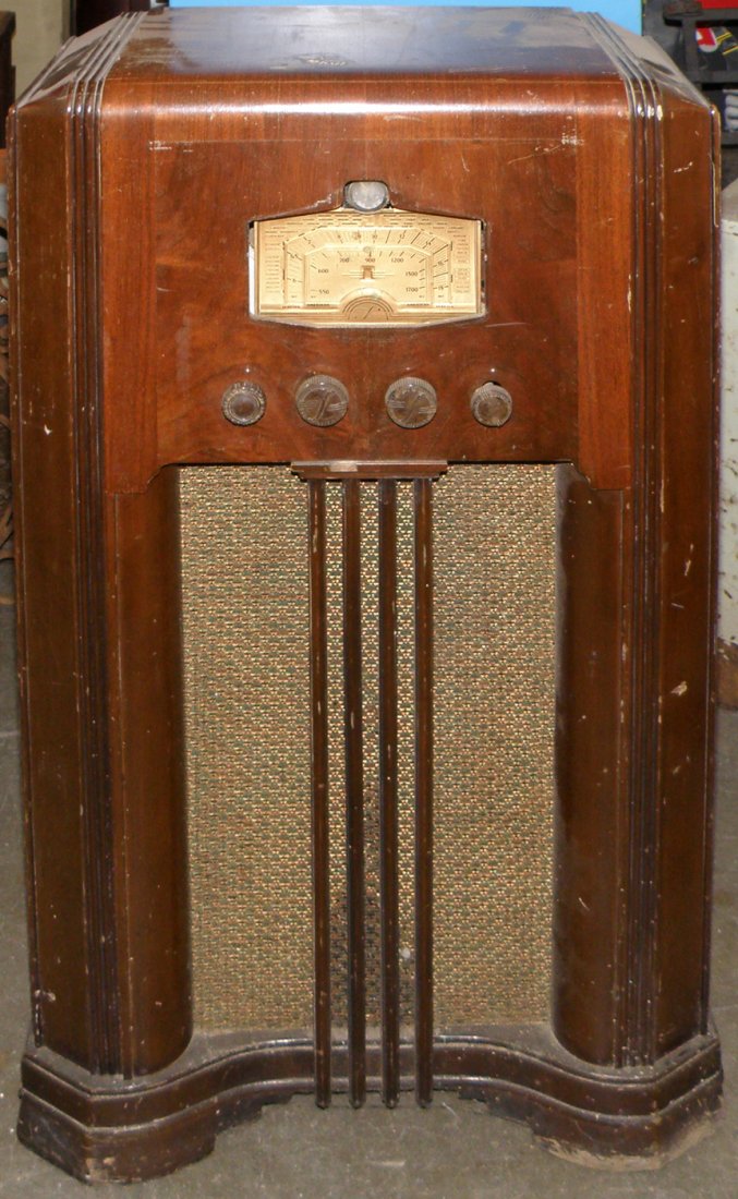 SILVERTONE FLOOR MODEL RADIO: Sears brand. Not tested. Wear. 38" tall x 22" wide