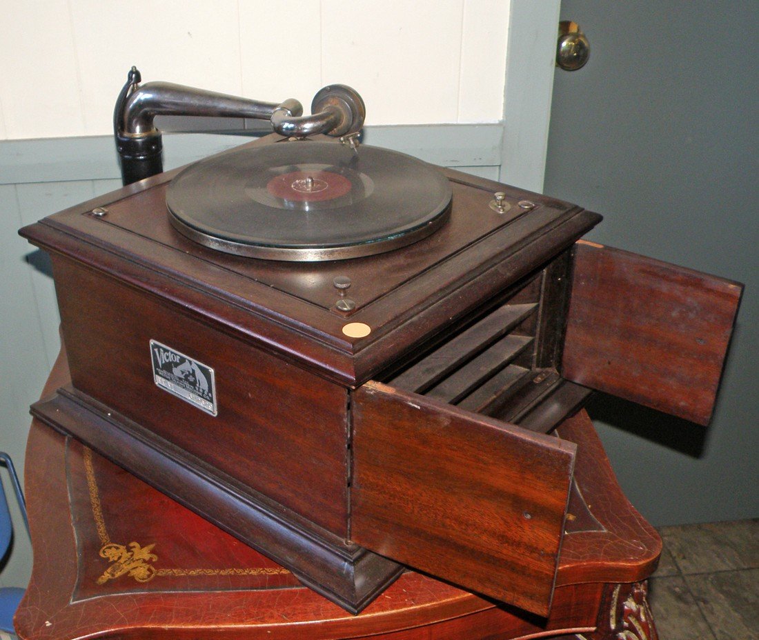 VICTOR TABLETOP PHONOGRAPH IN MAHOGANY: Model VV-VI. Works fine. 18" long x 15 1/4" wide