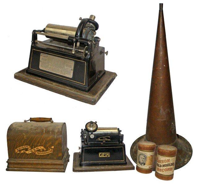 EDISON GEM PHONOGRAPH: Spring intact. No crank. Not tested. Pot metal pulley shows some deterioration. Comes with oversized brass horn from Standard Metal and two Edison cylinders. Horn length - 30". 10" long