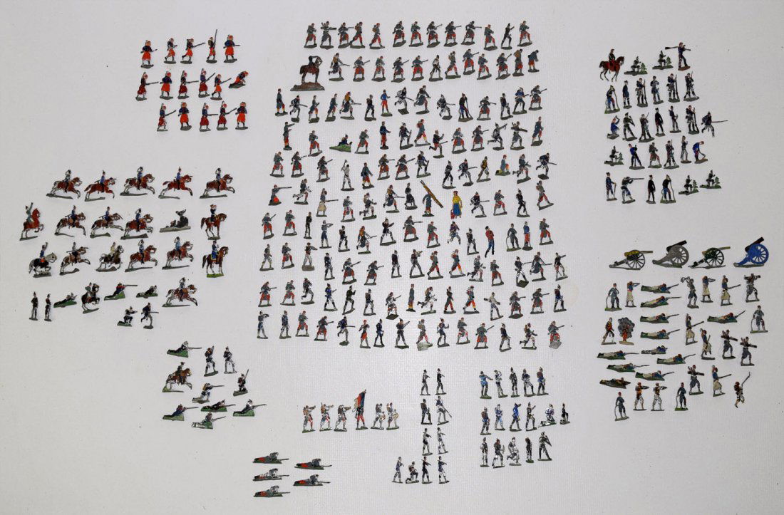 LARGE LOT OF GERMAN LEAD FLAT SOLDIERS (1 of 2)