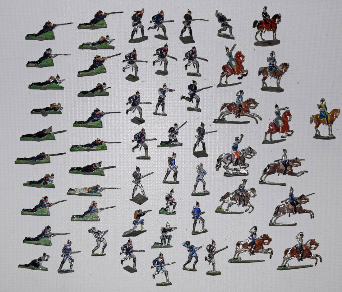 LOT OF GERMAN LEAD FLAT SOLDIERS (1 of 2)