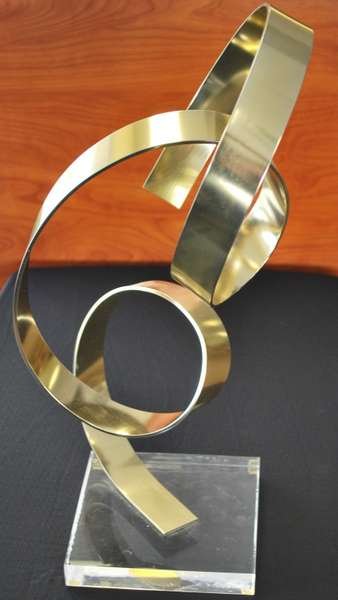 DAN MURPHY "ABSTRACT" SCUPLTURE: SIGNED METAL SCULPTURE ON LUCITE BASE BY WELL LISTED & SELF TAUGHT ARTIST OUT OF CHAPEL HILL, NC; DONE IN 1979, RETAILS AT $995, 19.5" TALL, BUYER ARRANGES SHIPPING, WE CAN RECOMMEND LOCAL SHIPPER.