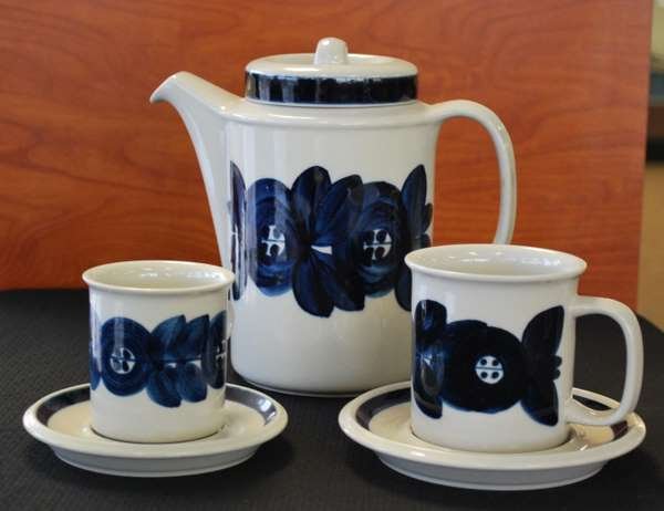 4PC ARABIA PORCELAIN TEA SET: "ANEMONE" PATTERN TEA POT w/ LID, & THREE MATCHING CUPS w/ SAUCERS, 2 LARGE CUPS, 1 SMALL CUP, ALL MARKED "ARABIA, MADE IN FINLAND", BUYER ARRANGES SHIPPING, WE CAN RECOMMEND LOCAL SHIPPER.
