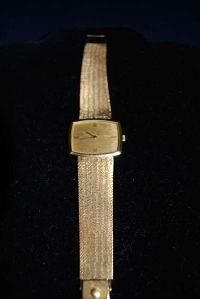 MENS 18KT Y.G. PATEK PHILIPPE DRESS WATCH: CIRCA 1970'S MANUAL WIND MOVEMENT GOLD DIAL TWT 68.1 GRAMS LENGTH APPROX. 7.25", SHIPPING WILL BE ADDED.