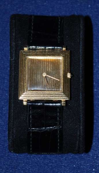 18KT Y.G. BOUCHERON DRESS WATCH: MANUAL WIND CIRCA 1980'S MOVEMENT SIGNED BOUCHERON 18 JEWEL THIN CASE SCREW BACK MANUAL WIND CASE SIDES SIGNED AND NUMBERED COMES ON NEW BLACK ALLIGATOR STRAP APPROX. 7.25" LONG INCLUDING CASE, SHIPPI