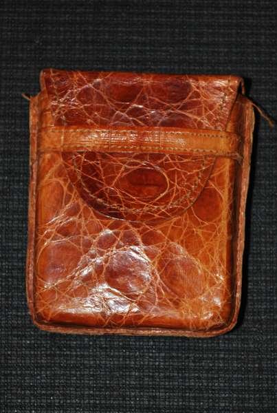 AUTHENTIC ALLIGATOR SKIN CIGARETTE CASE: HAND MADE ITEM, LIGHT COLOR, STAMPED "MADE IN CUBA" ON TONGUE INTERIOR, GREAT CONDITION BUYER ARRANGES SHIPPING WE CAN RECOMMEND