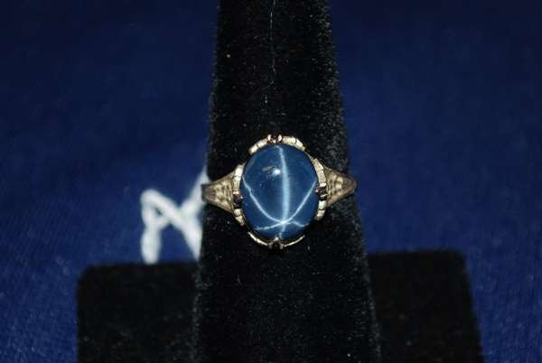 14KT W.G. STAR SAPPHIRE RING: SET WITH APPROX. 6.00CT STAR SAPPHIRE TWT 4.6 GRAMS PLUS SHIPPING