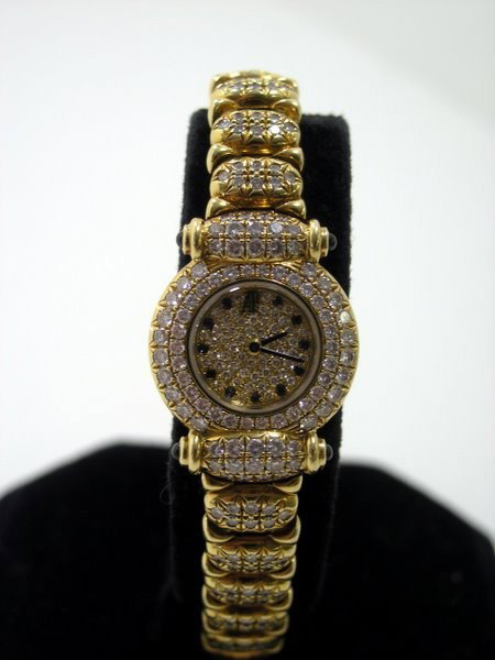 LADIES 18KT Y.G. AUDEMARS PIGUET 8.00CT: FACTORY FULL DIAMOND WATCH CASE BAND AND DIAL SET WITH F COLOR VVS QUALITY DIAMONDS PLUS SAPPHIRE NUMBERS ON DIAL FULL SIZE DOUBLE DEPLOYMENT BAND BACK SET QUARTZ MOVEMENT TWT 72.5 GRAMS SOLD NEW FOR 
