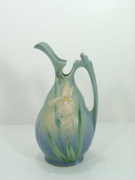 ROSEVILLE EWER: ROSEVILLE IRIS BLUE EWER # 926-10 3/4 " CHIP TO BASE, plus shipping