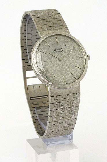 18KT W.G. PIAGET AUTOMATIC: DRESS WATCH CIRCA 1980'S 30 JEWEL MOVEMENT TWT 81.6 GRAMS TEXTURED DIAL BUYER ARRANGES SHIPPING