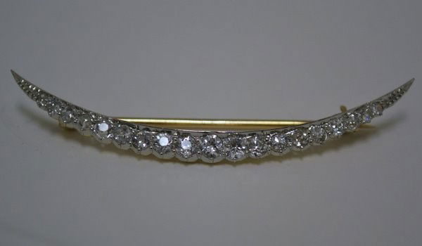 PLAT/18KT 1.50CT DIAMOND PIN 1930'S: SET WITH APPROX. 1.50CT G-H COLOT VS TO SI QUALITY EUROPEAN CUT DIAMONDS TWT 4.4 GRAMS APPROX. 2.25" WIDE BUYER ARRANGES SHIPPING