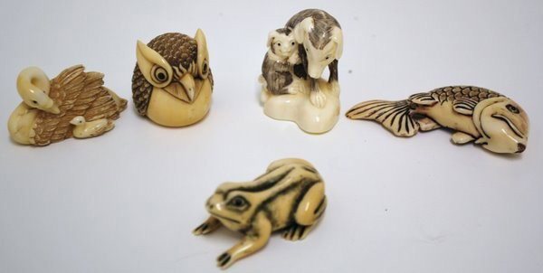 FIVE ORIENTAL BONE CARVINGS OF ANIMALS: FIVE ORIENTAL BONE CARVINGS OF ANIMALS TO INCLUDE : A FISH , OWL , FROG ,SWAN AND DOGS