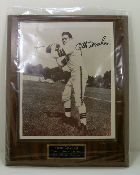 OTTO GRAHAM SIGNED PHOTO: CLEVELAND BROWNS HALL OF FAMER ( 1965 ) OTTO GRAHAM SIGNED PHOTO, PLAQUE MOUNTED
