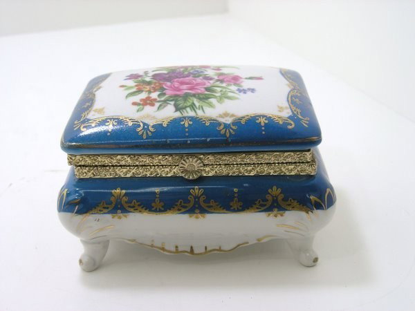 PORCELAIN JEWELRY BOX: PORCELAIN JEWELRY BOX IN BLUE AND WHITE WITH FLOWERS.