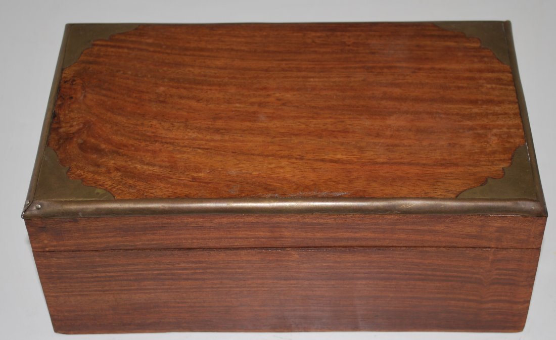 VINTAGE WOOD HUMIDOR CIRCA 1930'S: VINTAGE WOOD HUMIDOR WITH BRASS OVERLAY AT THE CORNERS. APPROX 10"X4"X5.75"