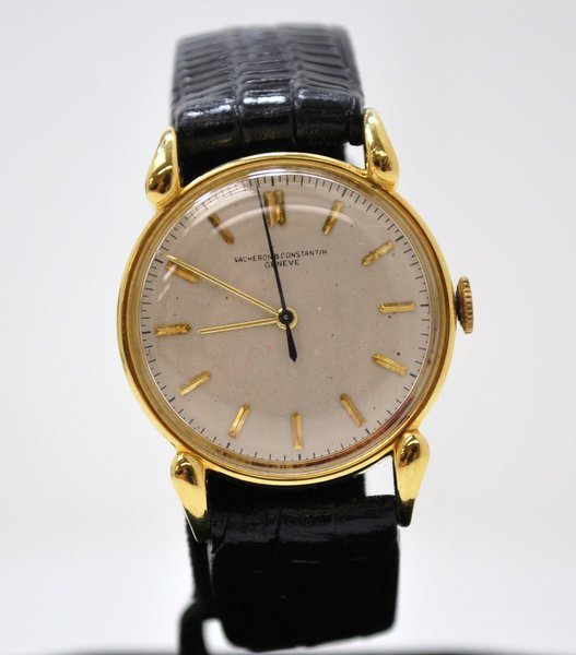 VACHERON CONSTANTIN 18KT WRISTWATCH: CIRCA 1950S MANUAL WIND CRAB CLAW LUGS, GREAT CASE DESIGN.
