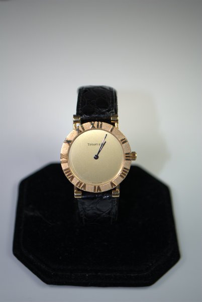MENS 18KT Y.G. TIFFANY ATLAS WATCH: QUARTZ MOVEMENT COMES ON ORIGINAL BLACK ALLIGATER STRAP WITH ORIGINAL BUCKLE HAS BOX