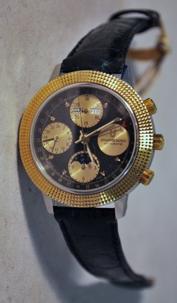 18KT/SS UNIVERSAL GENEVE NOS B&P: TRI COMPAX TRIPLE DATE MOON PHASE AUTOMATIC REF #104.41.990 CASE APPROX. 38MM WITH CROWN NEW OLD STOCK ALL BOX AND PAPERS