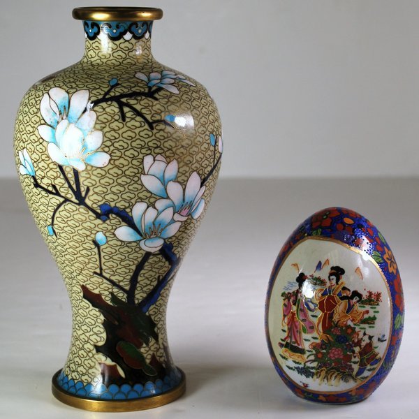 2 PC. LOT 1 CLOISONNE VASE & 1 PORCELAIN EGG: TALL BEIGE CLOISONNE VASE WITH FLORAL DECORATION ALONG WITH AN OLD HAND PAINTED BLUE OVERALL PORCELAIN EGG. 8.75" & 4"