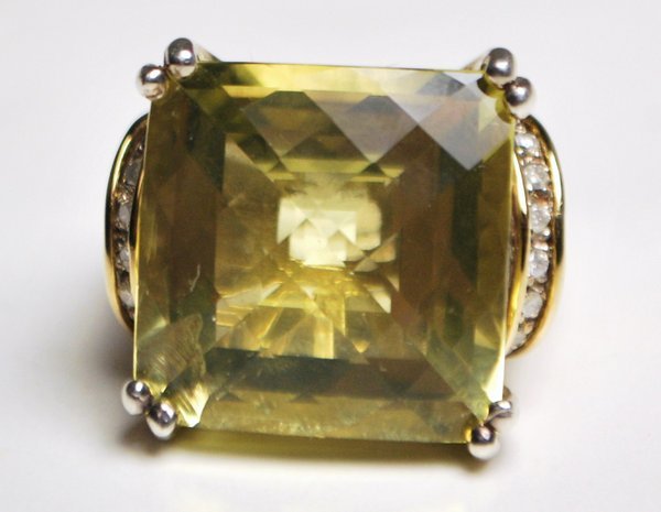 LADIES 14KT/STERLING DIAMOND RING: SET WITH APPROX. .50CT DIAMONDS ON EACH SIDE OF TOP IN 14KT YELLOW GOLD LARGE SQUARE CUT GEMSTONE RING IN DAVID YURMAN STYLE TWT 16.4 GRAMS SIZE 7