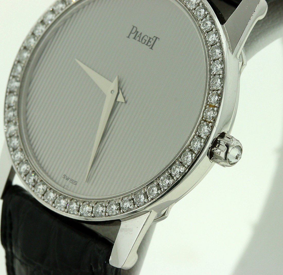 MENS 18KT W.G PIAGET DIAMOND WATCH: MANUAL WIND MECANIQUE SET WITH ORIGINAL DIAMOND BEZEL ALL F COLOR VS QUALITY APPROX. 33MM WITH CROWN WITH ORIGINAL 18KT BUCKLE
