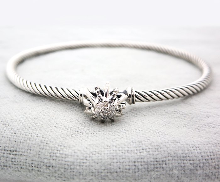 David Yurman Starburst Single-Station Cable Bracelet: David Yurman Starburst Single-Station Cable Bracelet with Diamonds 7" size From The Starburst collection. Metal: Sterling silver. 925 Stones: Diamonds TCW 0.04 Width of the bracelet : 3 mm. approx Tot