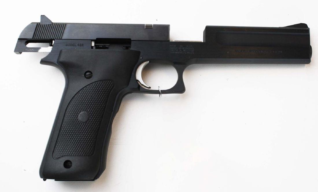 Smith and Wesson Model 422 .22lr pistol: Smith and Wesson Model 422 Semi automatic pistol in like new condtion in .22LR