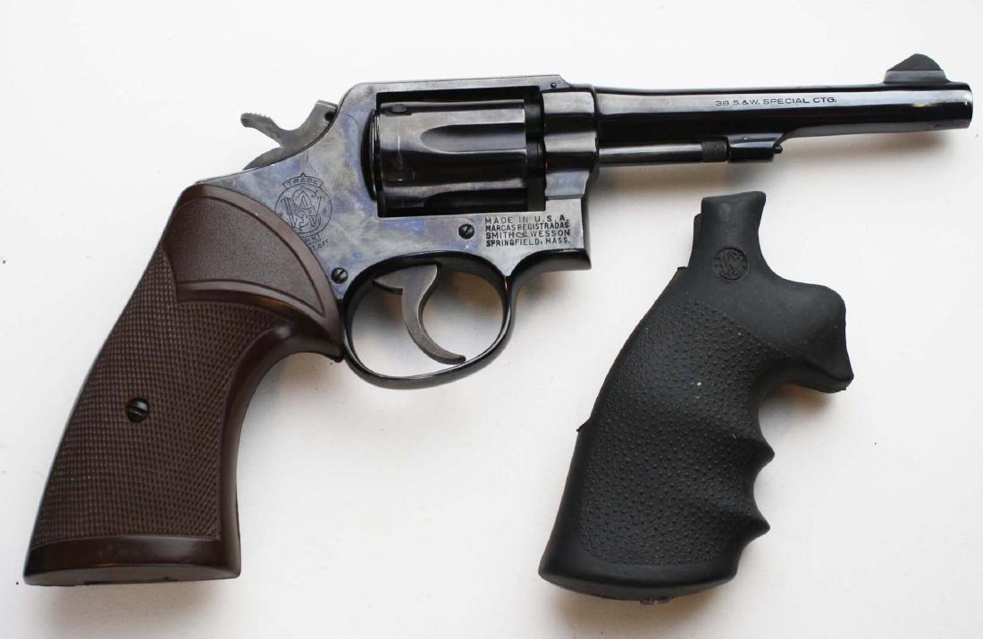 Smith and Wesson model 10-5 Revolver: Smith and Wesson Model 10-5 Revolver with 4" barrel in .38special with blue hard case and two sets of aftermarket grips