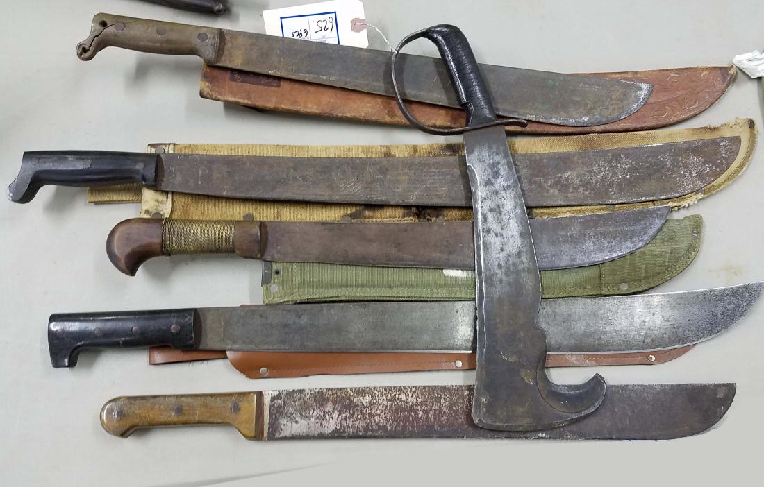 Lot of WWII era Machetes 6 pieces: Six WWII Era machetes including Collins, Woodsman's Pal, US Navy etc