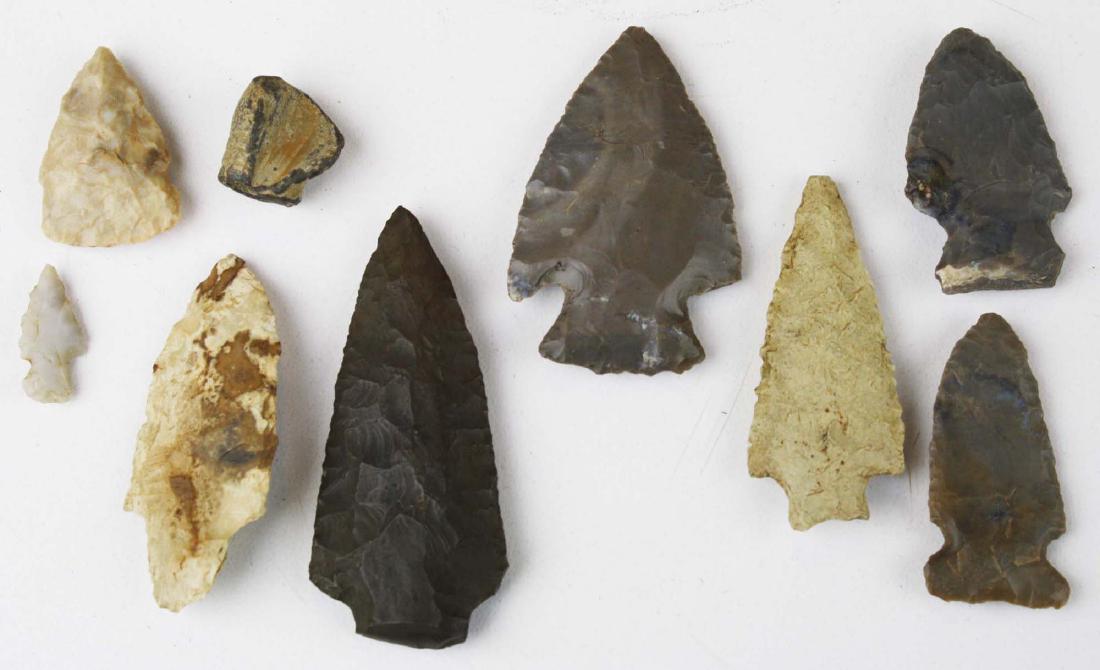 North American prehistoric lithic artifacts: North American prehistoric lithic artifacts- 5 corner & side notched points, spear tip (damaged), scraper, bird point, battlefield musket bullet