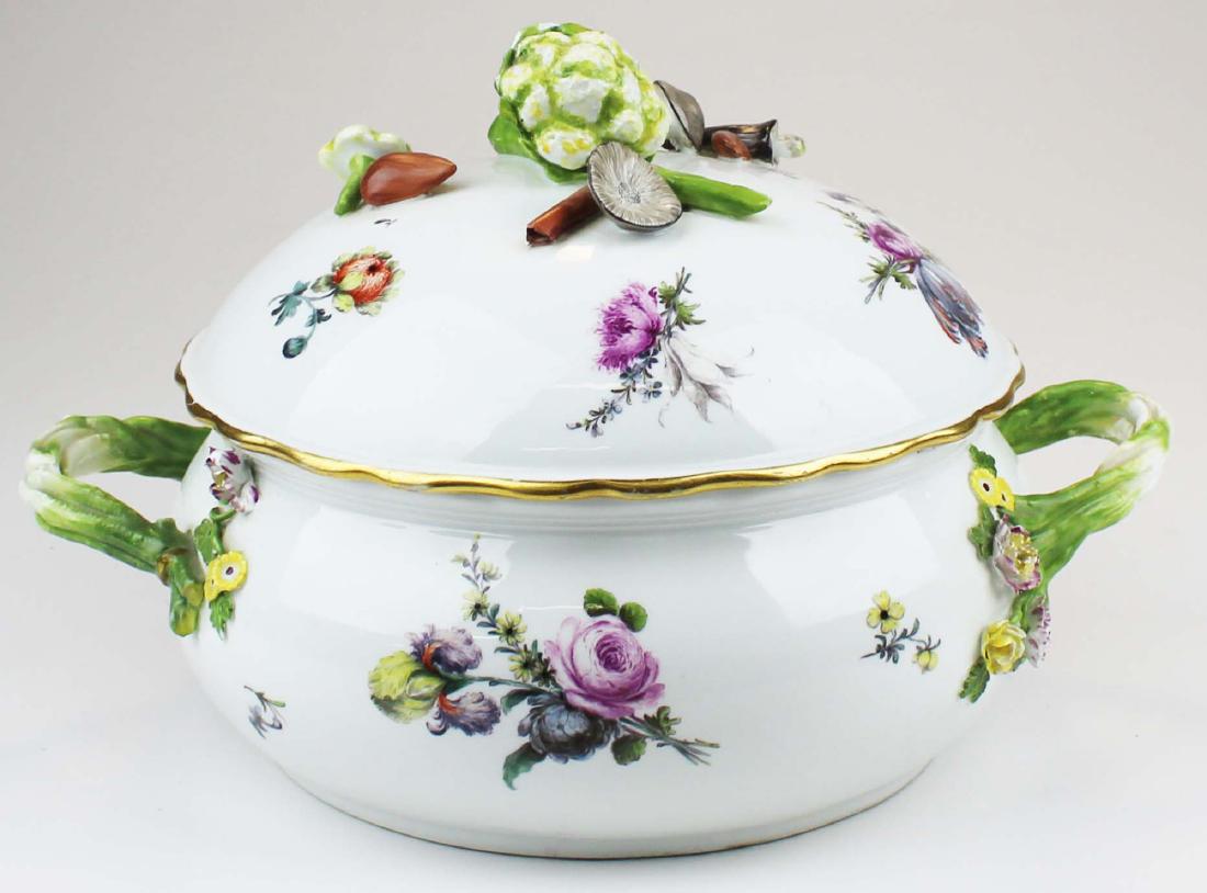 Meissen covered dish with applied vegetables (1 of 15)