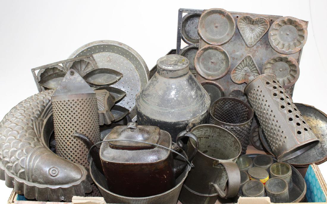 19th c tin kitchenware: late 19th c tin kitchenware (14 pcs), including molds, graters, strainers lengths to 14"