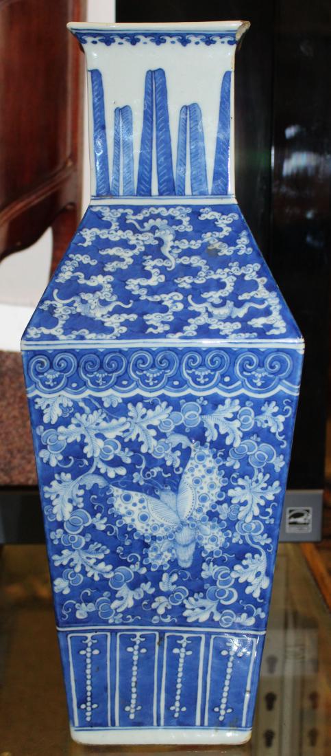 Chinese Qing porcelain butterfly decorated vase (1 of 3)
