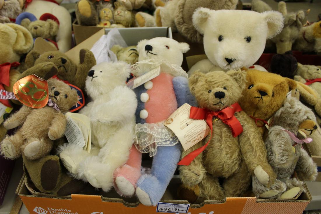 nine Dean's, Althans, Herman Teddy bears: nine Dean's Althans, Hermann Teddy bears, all with original tags, including limited editions, artisan signed, hts 7" to 20"