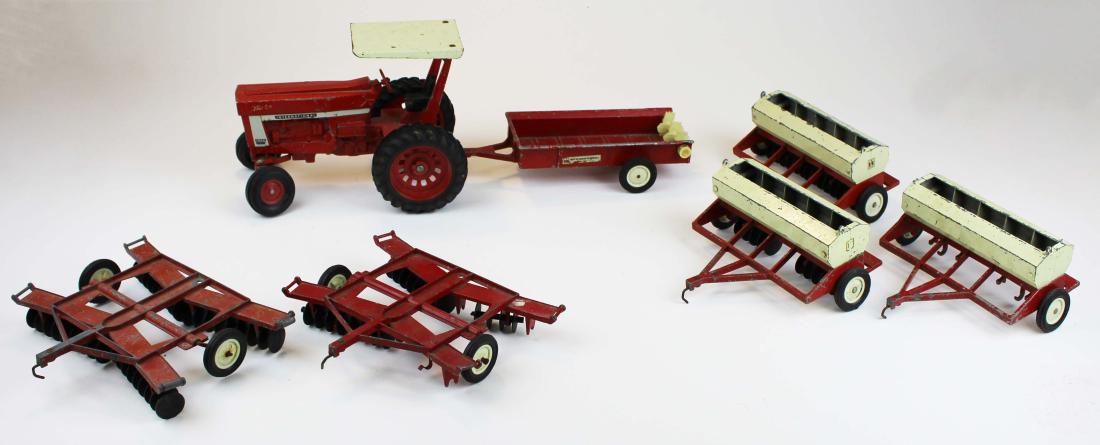 Ertl International Harvester tractor & pieces (1 of 9)