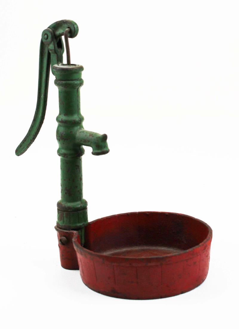 Arcade cast iron toy well pump (1 of 5)