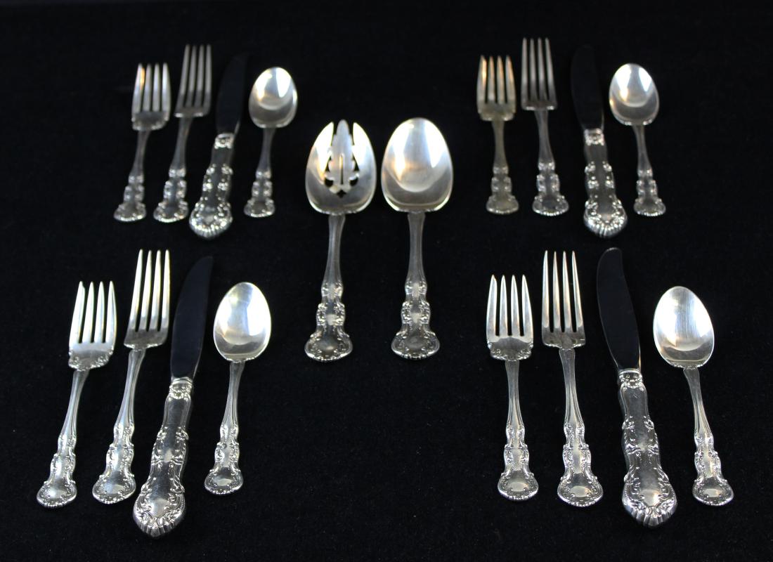 18 pcs. Wallace Old Atlanta sterling flatware: 18 pcs. Wallace "Old Atlanta" pattern sterling silver service for 4 flatware set including 4 dinner forks, 4 dessert forks, 4 dinner knives with stainless blades, 4 teaspoons, serving spoon, slotted s