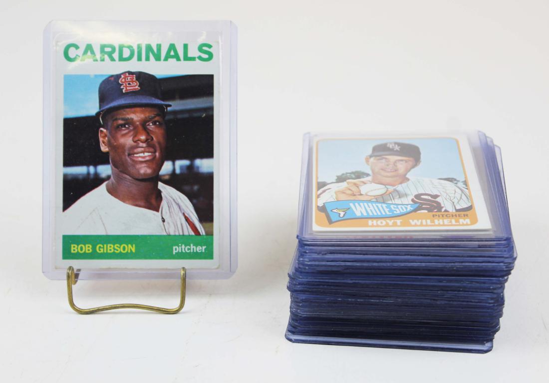 Lot of 25 Hall of Fame baseball cards: A group of 25 cards all baseball Hall of Fame members. 1978 Murray, 1968 Tom Seaver Rookie card, 1967 Bank, 1978 Molitor rookie card, 1959 Killebrew, 1964 Gibson, and more.