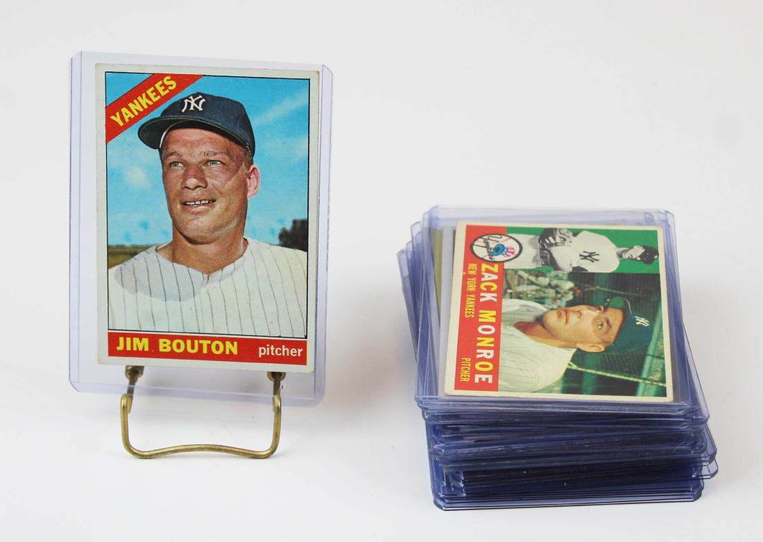 19 vintage New York Yankee baseball cards: A group of 19 New York Yankee baseball cards including 71 Munson, 67 Ford, 59 Ford, 59 Berra, 65 Ford, Moose Skowron, and more.