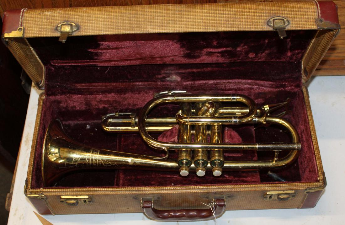 vintage Holton Collegiate brass trumpet: vintage 1940's Holton Collegiate brass trumpet in original leatherette trimmed tweed case