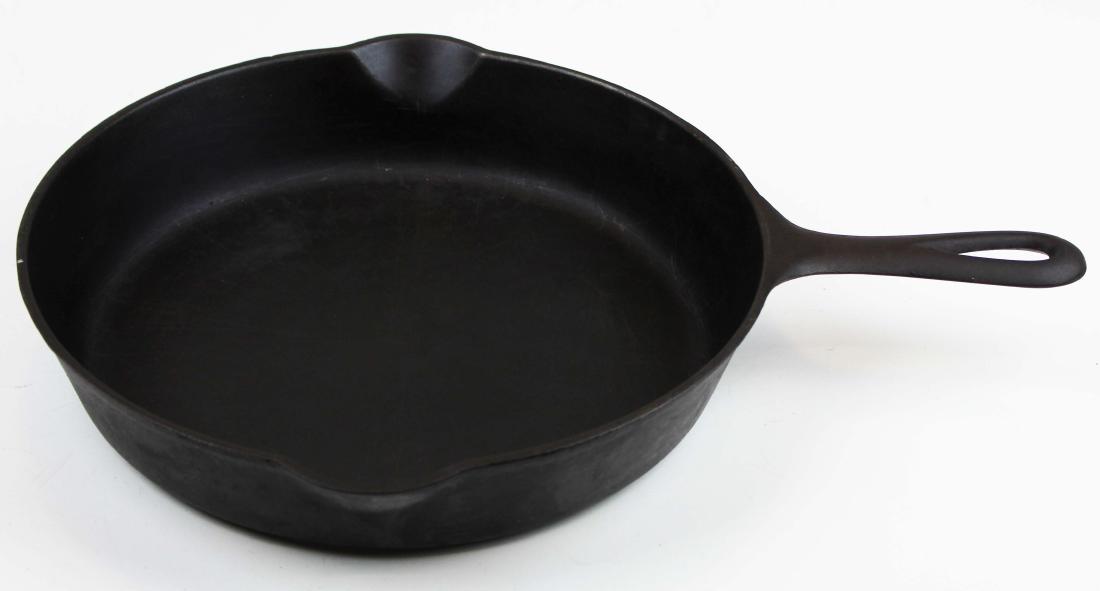 Griswold slanted large block letters #9 frying pan: Griswold slanted large block letters #9 cast iron frying pan