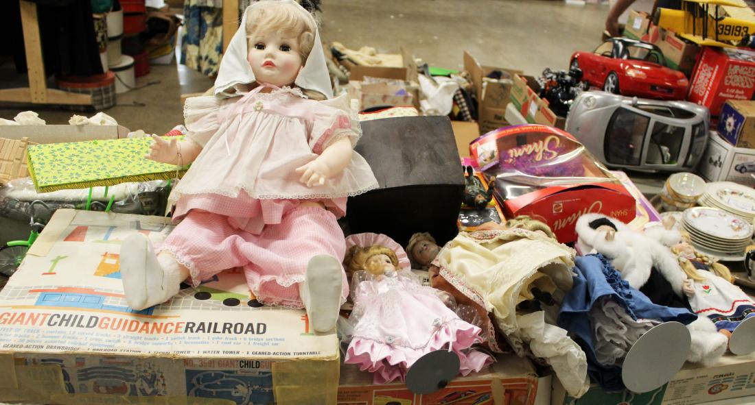 table lot of dolls & accessories: table lot of dolls & accessories, including Suzanne Gibson, Ravca, Peggy Nisbet, etc