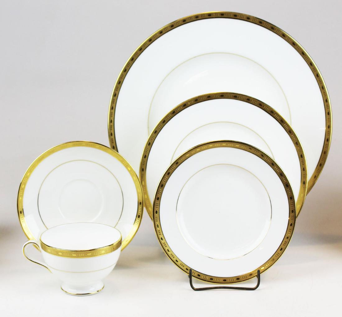40 pcs. Minton Winchester gold band porcelain: 40 pc. Minton "Winchester" pattern gold band porcelain service for 8 dinner service including dinner plates, salad plates, side plates, cups and saucers, in excellent near mint condition