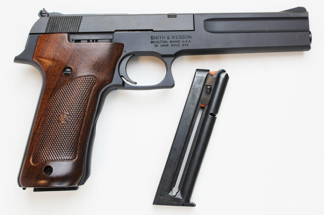 Smith and Wesson Model 422 pistol: Smith and Wesson Model 422- in .22lr like new in box with extra magazine -- This firearm is to be sold in accordance with FFL regulations it will require a 4473 background check or a valid FFL/C&R tra