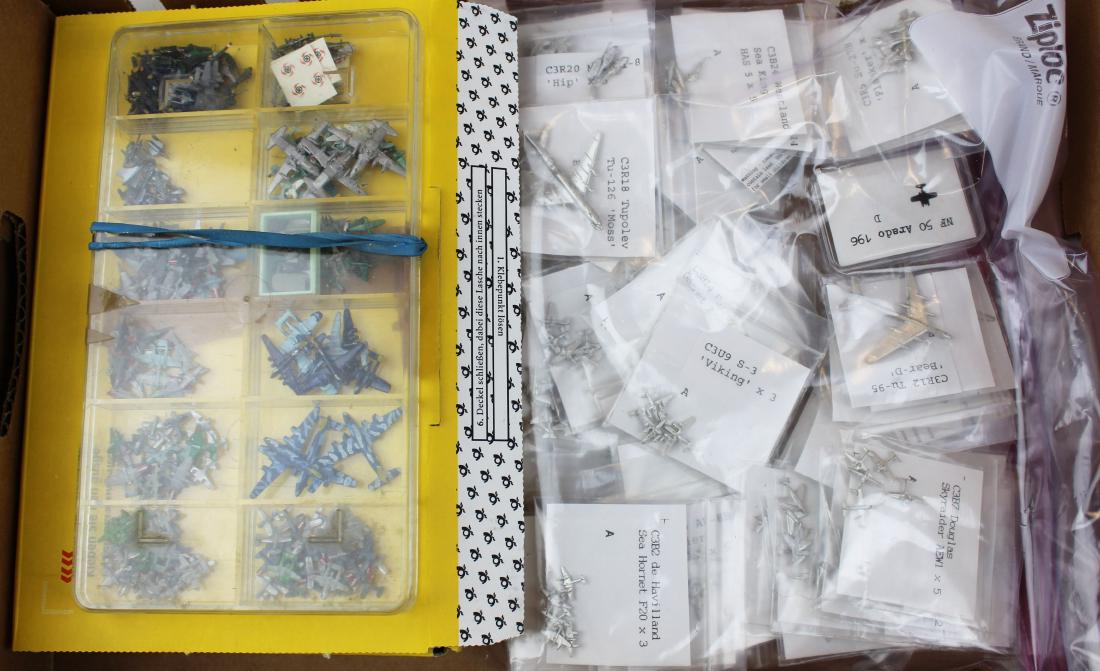 Aircraft models in 1: 1250 scale: Aircraft models in 1: 1250 scale, including both painted & old new stock in original packaging