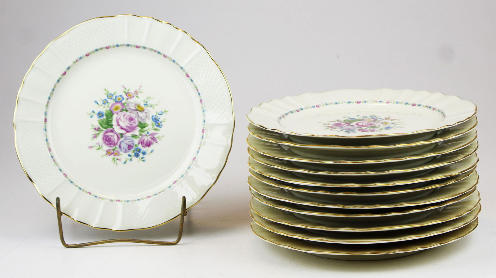Bernardaud Limoges dinner plates: set of 12 L Bernardaud & Co. French Limoges dinner plates, decorated with flowers, diameter 9 1/2"