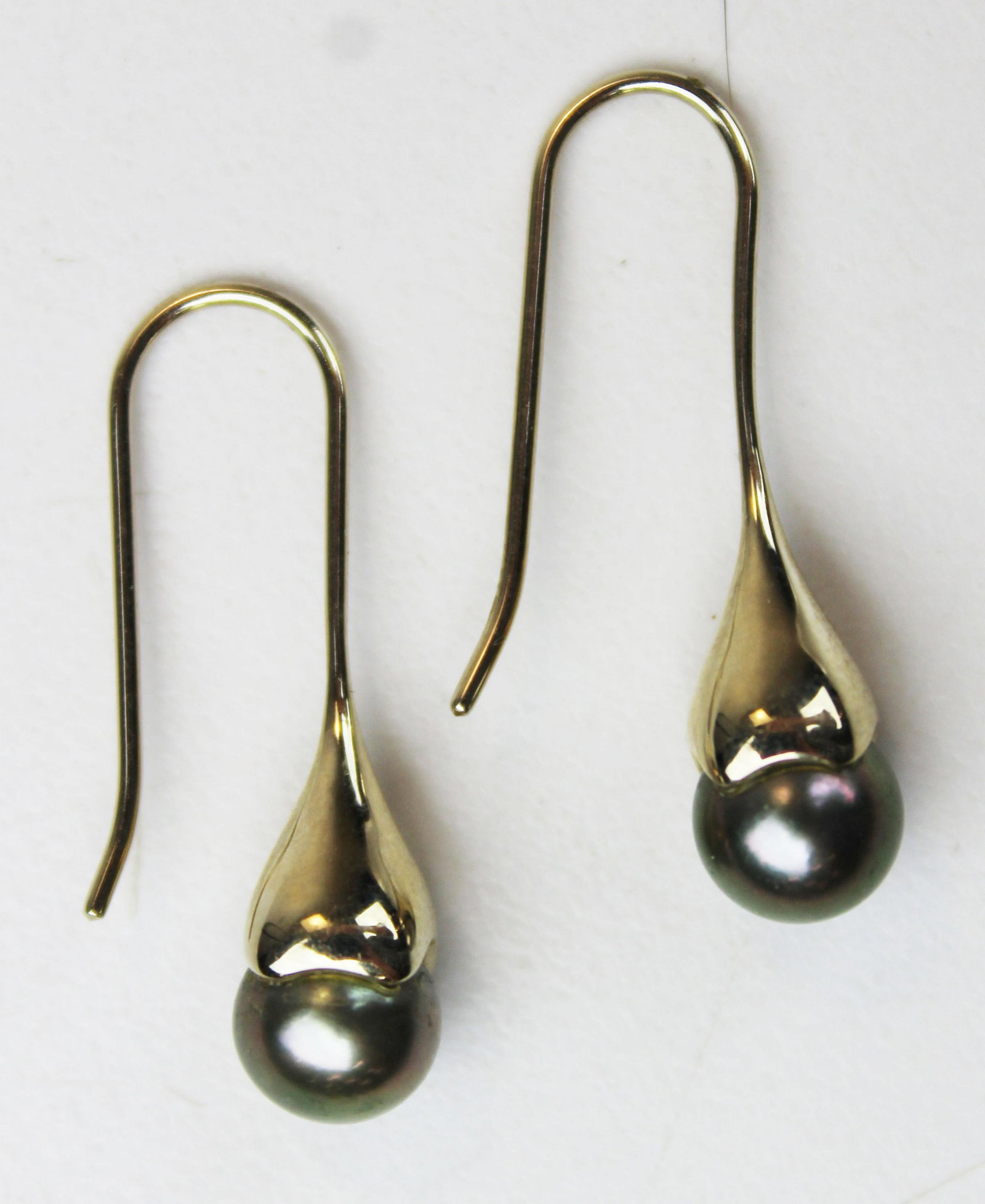White gold and Tahitian grey pearl earrings: 14k white gold and Tahitian gray pearl earrings. 7mm.