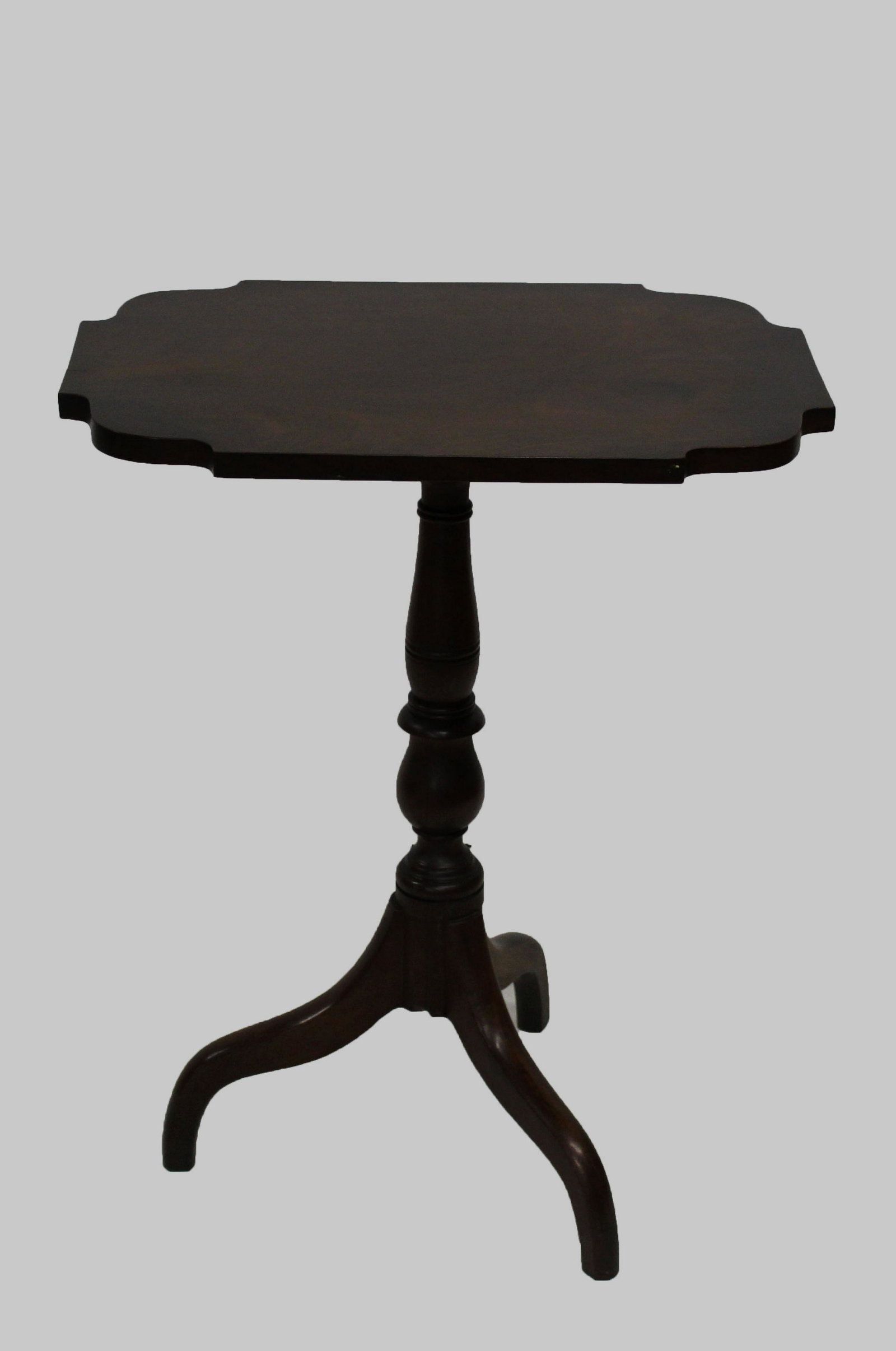 19th c. Hepplewhite mahogany candlestand: 19th c. Hepplewhite mahogany spider leg shaped tilt top candlestand 29" ht.