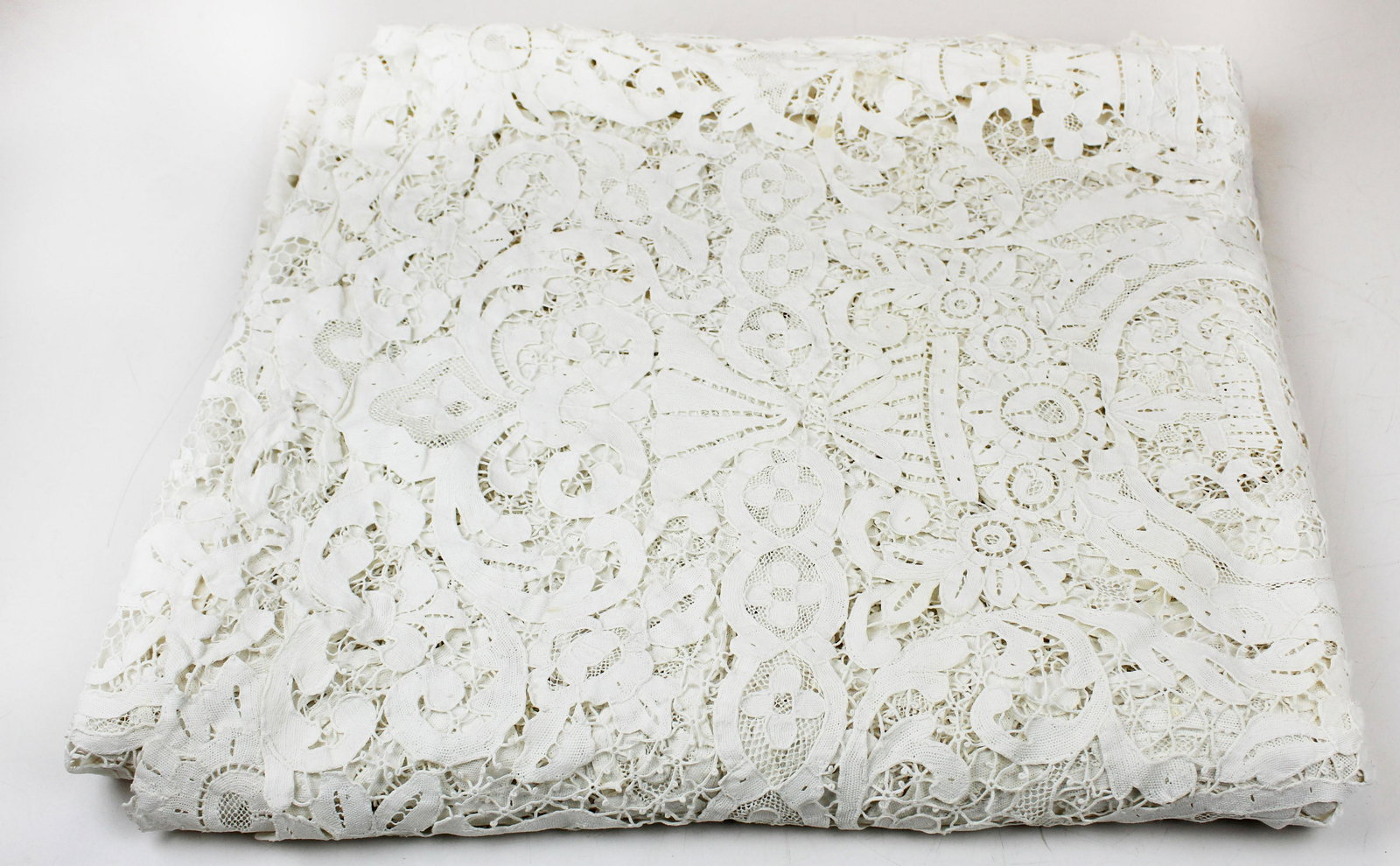early 20th c Italian Cantu bobbin lace tablecloth: late 19th- early 20th c Italian Cantu bobbin lace tablecloth, hand worked, some losses, 5' 5" x 11' 6"